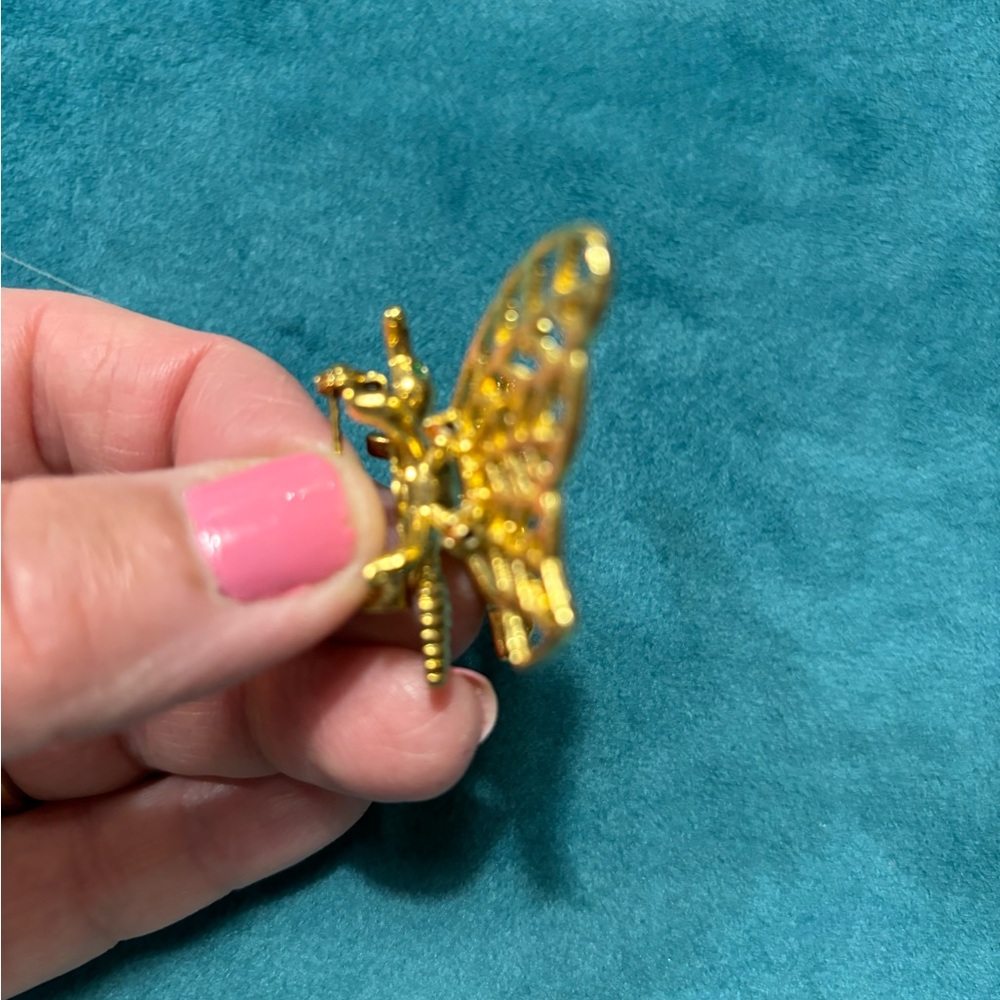 Vintage Butterfly Pin or Brooch with en Tremblant Wings in Gold-tone Setting - Picture 4 of 5